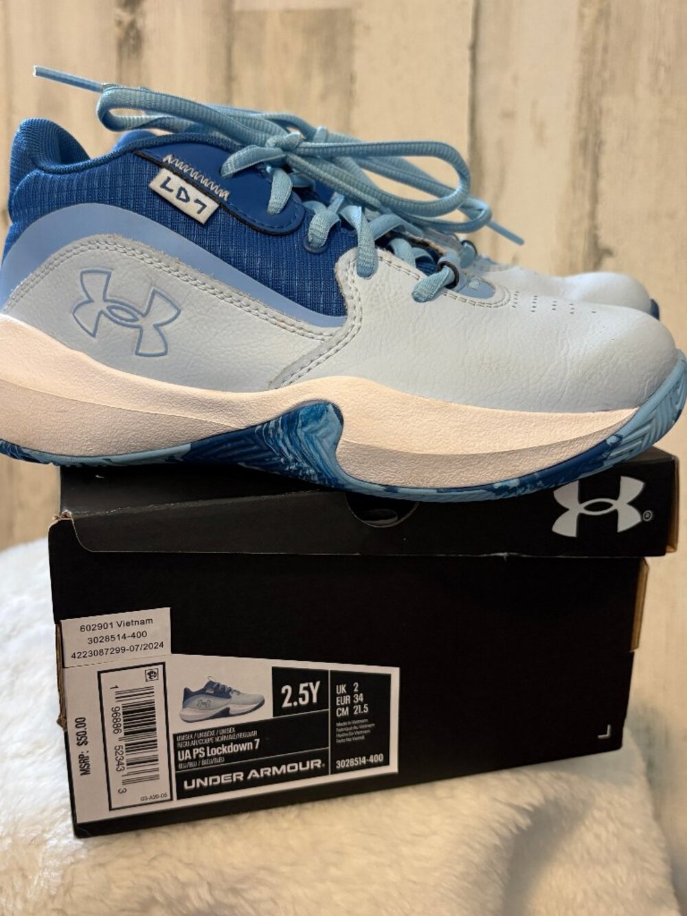 Under Armour Boys Size 2.5 Lockdown 7 Basketball Sneakers Mid Lace Up